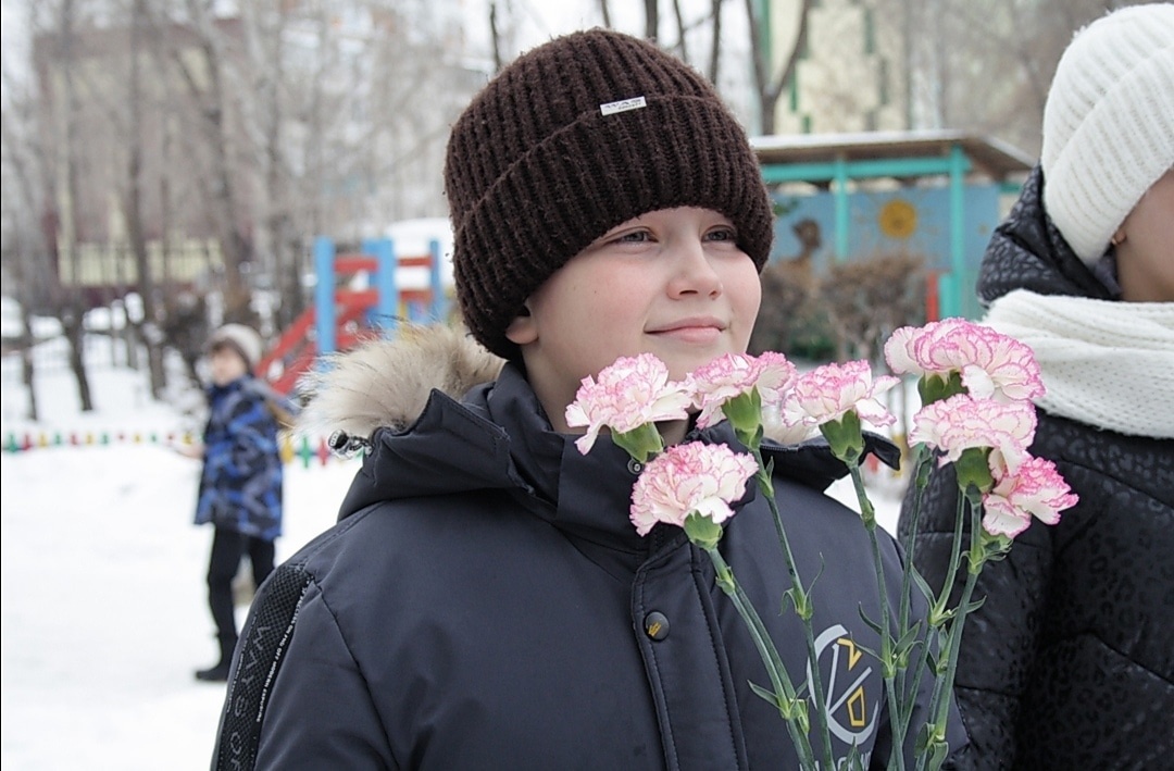 Возложение цветов к мемориальной доске..